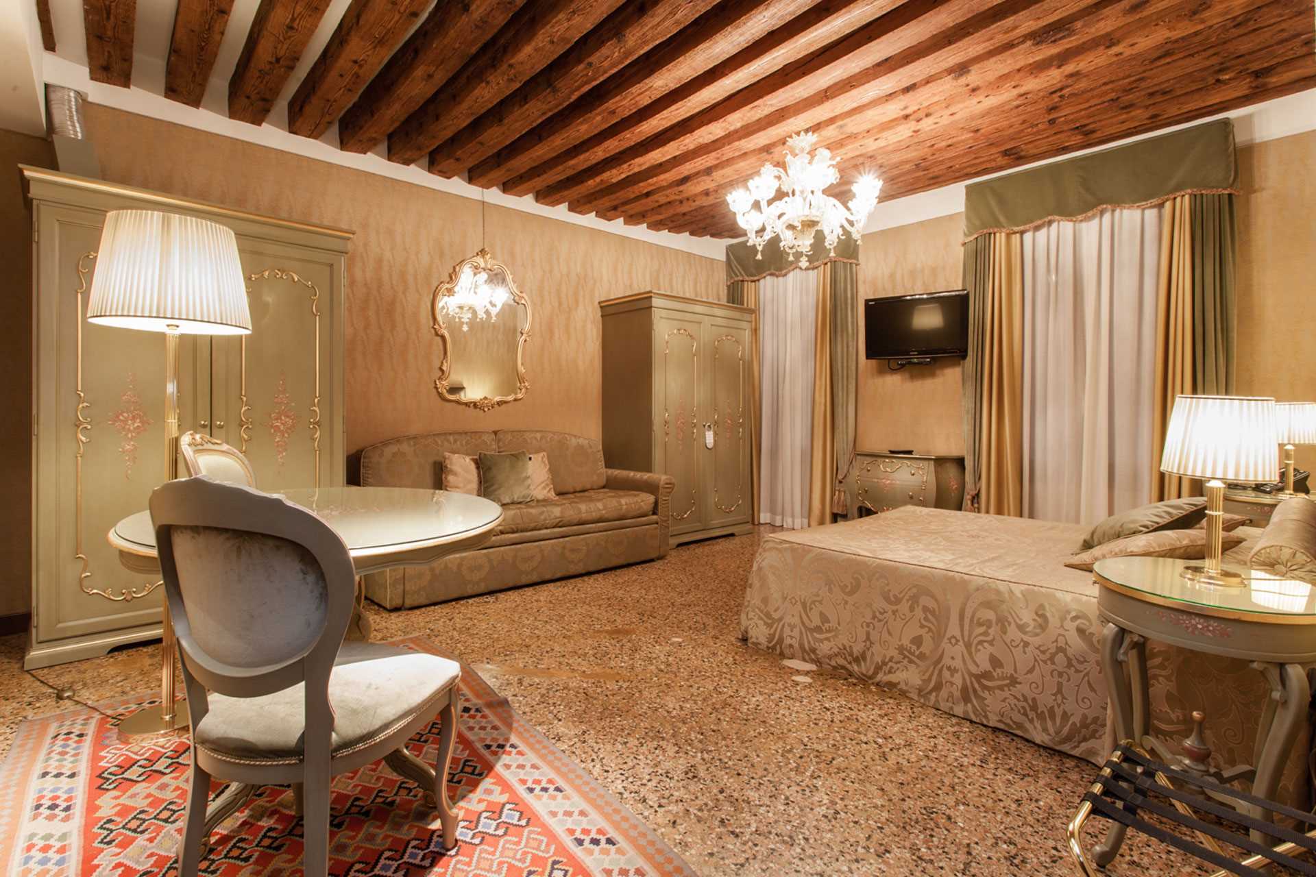 Room with external bathroom 1
