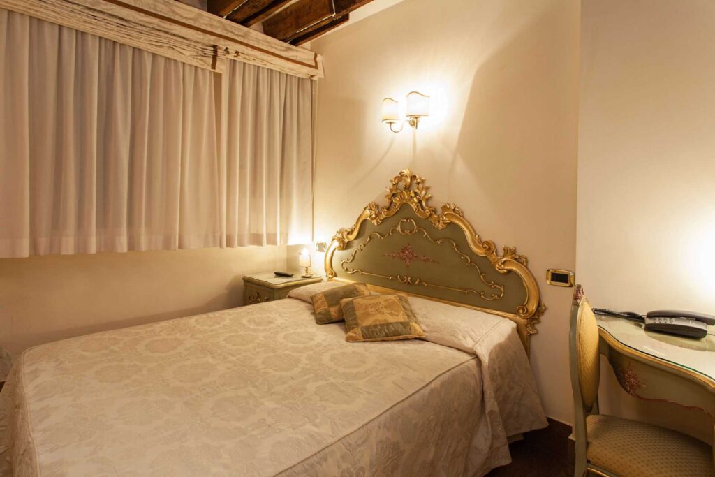 Small Room with French bed